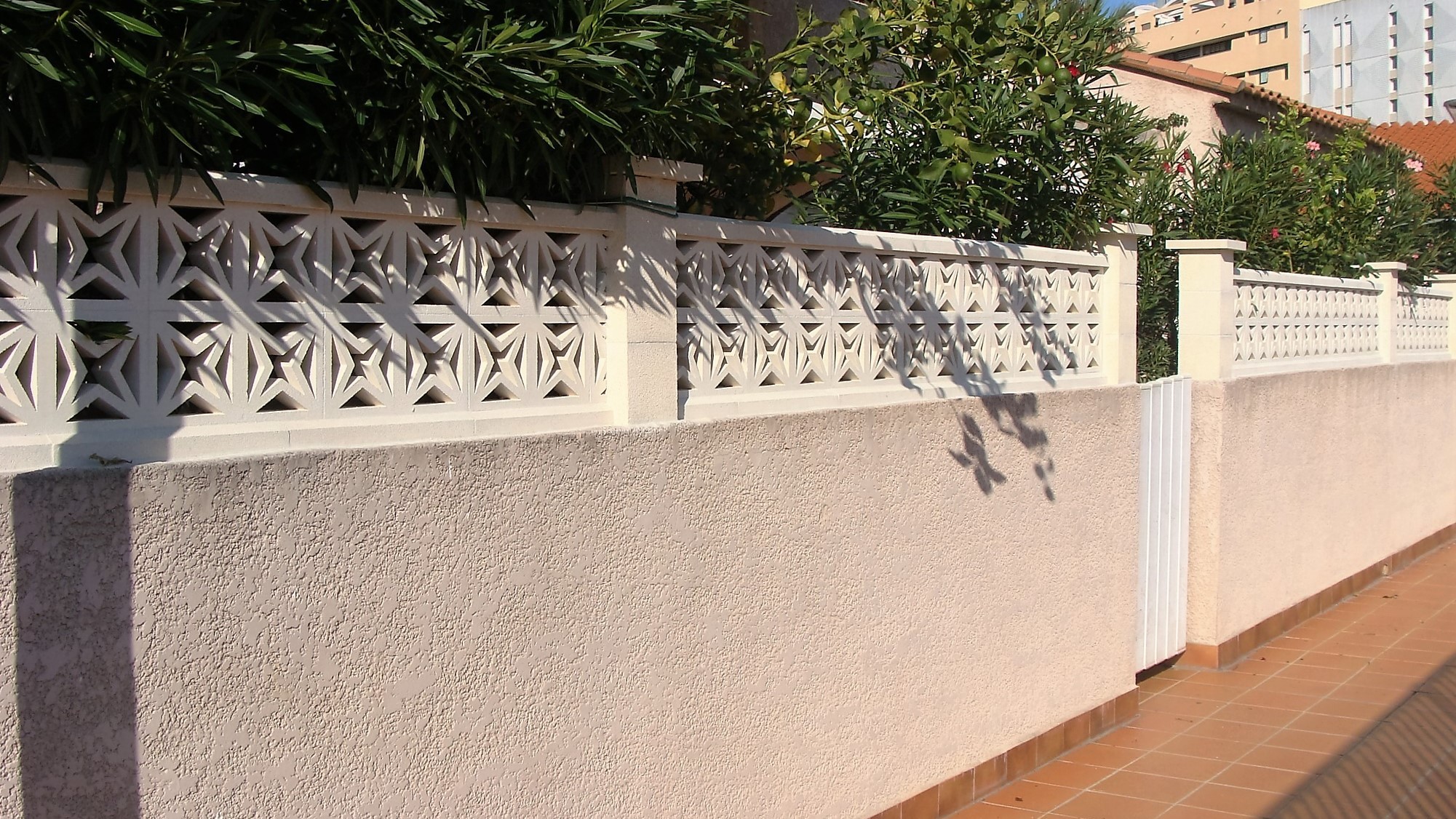 Façade de l'appartement vue depuis l'allée de la piscine