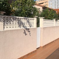 Façade de l'appartement vue depuis l'allée de la piscine