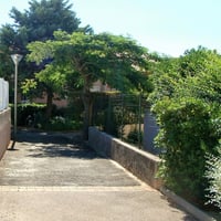 Allée derrière la piscine