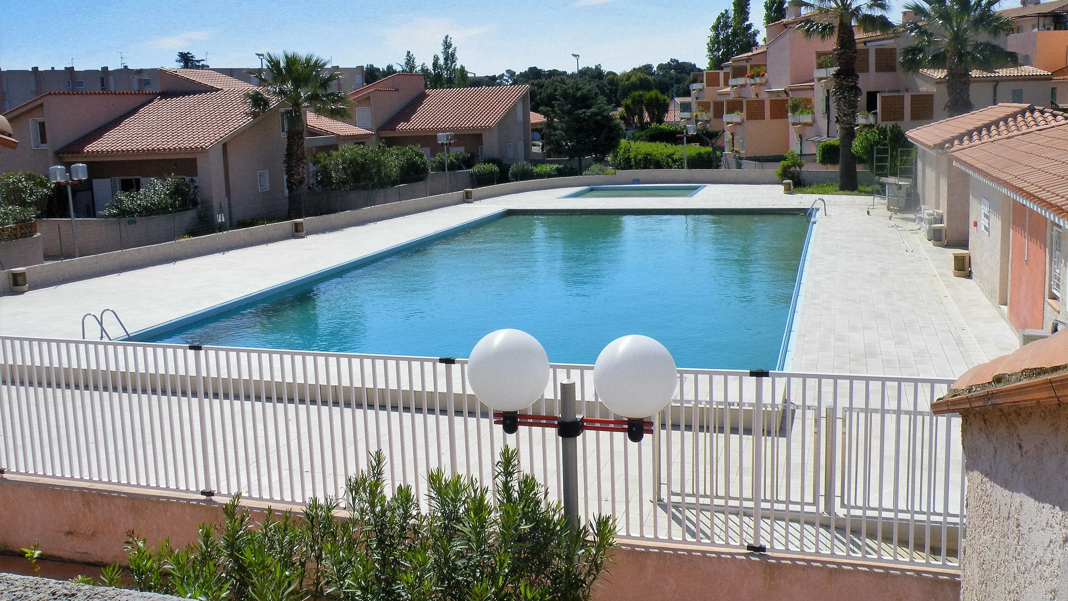 Vue sur la piscine depuis les terrasses