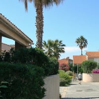 Vue sur le côté de la villa
